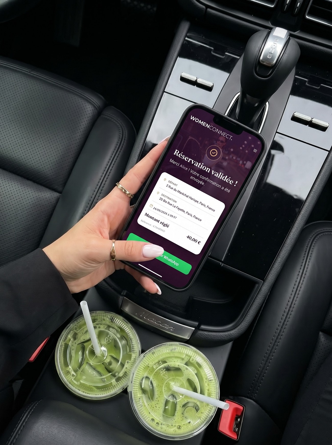 Smartphone affichant une réservation Women Connect validée, dans une voiture