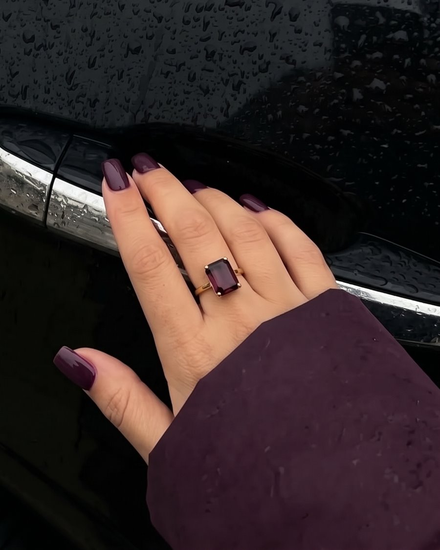 Une main de femme posée sur la poignée d'une voiture noire